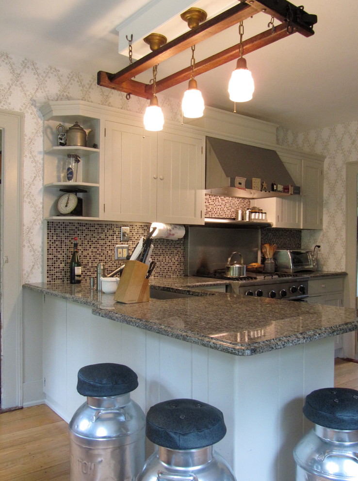 Bild på ett lantligt kök, med en undermonterad diskho, skåp i ljust trä och granitbänkskiva