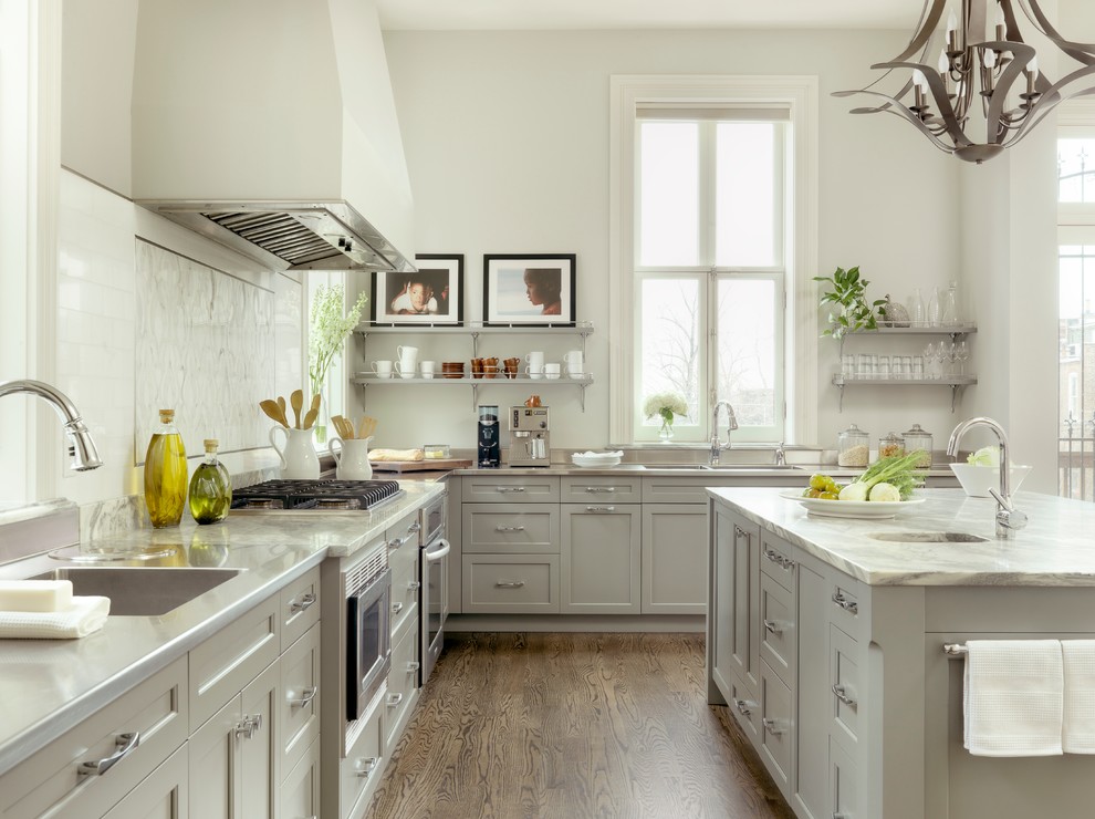 На фото: кухня в классическом стиле с техникой из нержавеющей стали и серыми фасадами