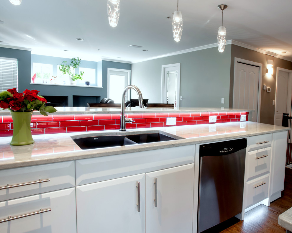 Große Moderne Wohnküche in L-Form mit Unterbauwaschbecken, flächenbündigen Schrankfronten, weißen Schränken, Quarzit-Arbeitsplatte, Küchenrückwand in Rot, Rückwand aus Glasfliesen, Küchengeräten aus Edelstahl, Linoleum und Kücheninsel in Vancouver