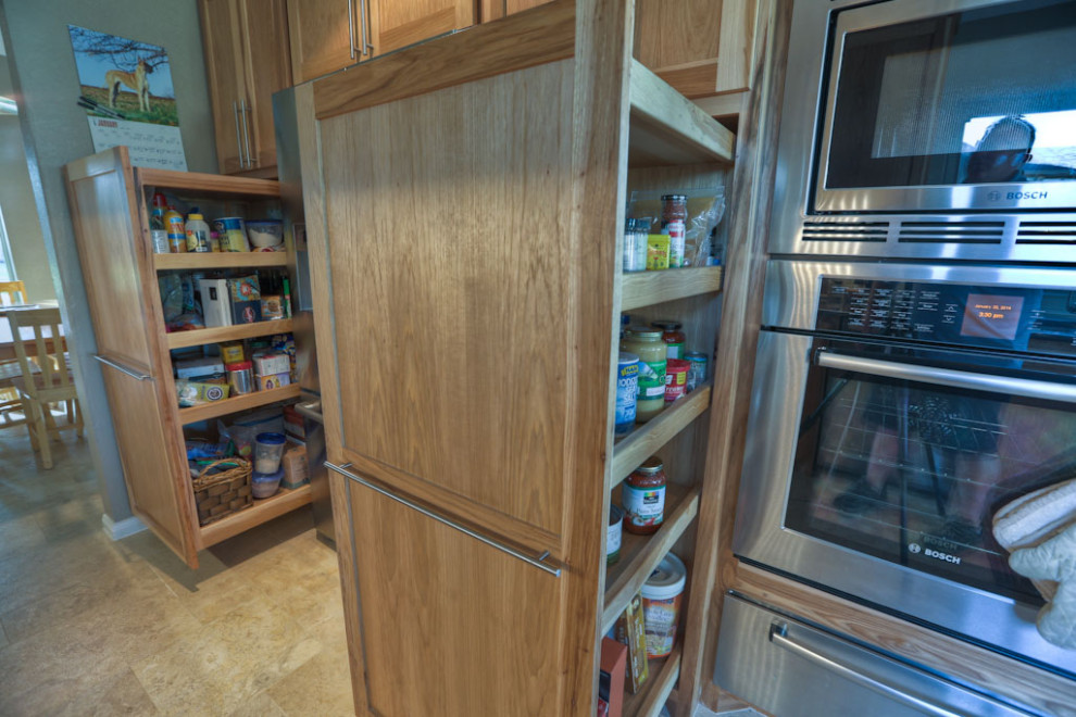 Bild på ett flerfärgad flerfärgat kök, med en undermonterad diskho, luckor med infälld panel, skåp i ljust trä, granitbänkskiva, beige stänkskydd, stänkskydd i porslinskakel, rostfria vitvaror, klinkergolv i porslin, en köksö och flerfärgat golv