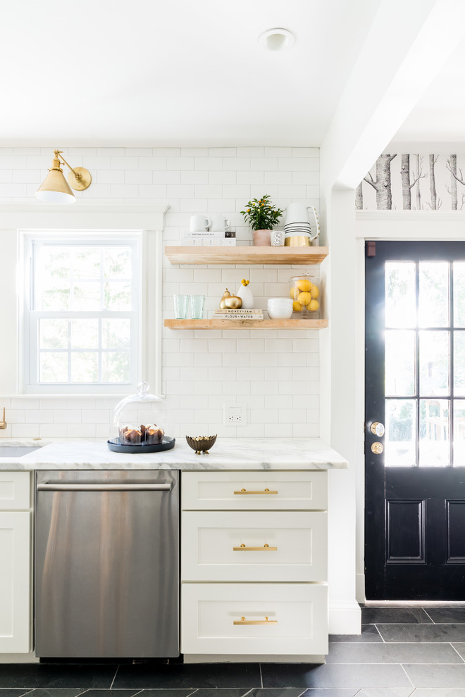 Exempel på ett litet modernt kök, med en undermonterad diskho, vita skåp, marmorbänkskiva, vitt stänkskydd, stänkskydd i tunnelbanekakel, rostfria vitvaror, skiffergolv och en köksö