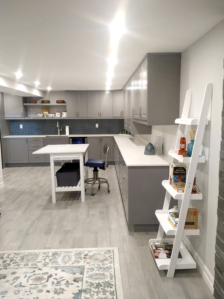 Moderne Küche mit Quarzwerkstein-Arbeitsplatte und Rückwand aus Glasfliesen in Toronto