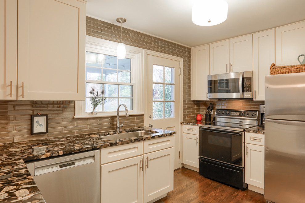 Foto på ett litet funkis kök, med en undermonterad diskho, skåp i shakerstil, vita skåp, bänkskiva i kvarts, beige stänkskydd, stänkskydd i glaskakel, rostfria vitvaror, mellanmörkt trägolv och en halv köksö