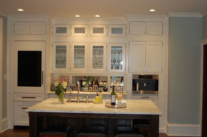 Foto de cocina comedor clásica grande con fregadero bajoencimera, encimera de mármol, salpicadero blanco, electrodomésticos con paneles y suelo de madera oscura