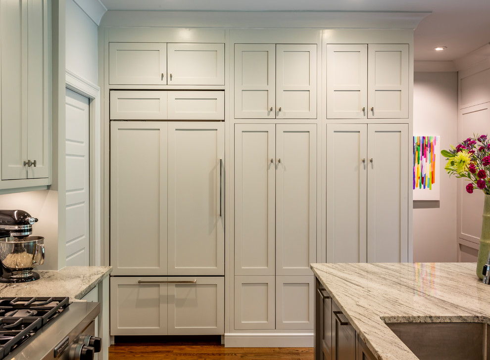 Foto på ett stort vintage flerfärgad kök, med en undermonterad diskho, luckor med infälld panel, grå skåp, marmorbänkskiva, blått stänkskydd, stänkskydd i porslinskakel, rostfria vitvaror, mellanmörkt trägolv, en köksö och brunt golv