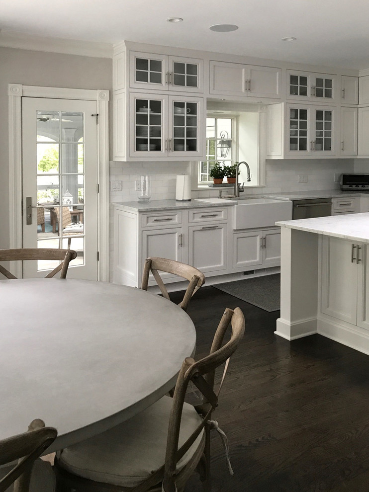 Источник вдохновения для домашнего уюта: кухня в стиле неоклассика (современная классика) с белыми фасадами и островом
