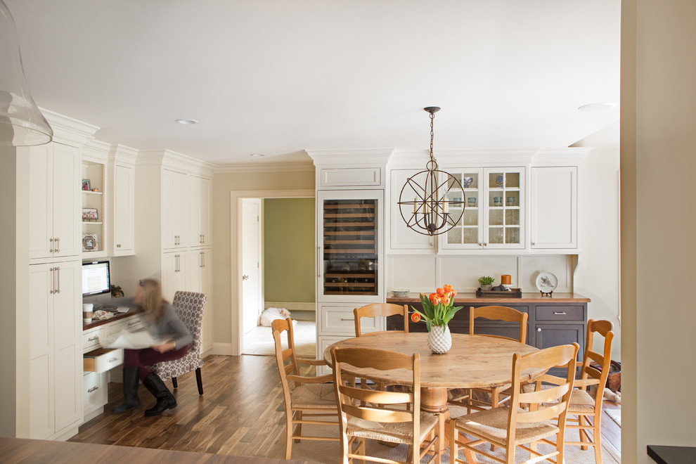 Idéer för att renovera ett stort vintage kök, med en rustik diskho, luckor med profilerade fronter, vita skåp, granitbänkskiva, vitt stänkskydd, stänkskydd i tunnelbanekakel, rostfria vitvaror, mellanmörkt trägolv och en köksö