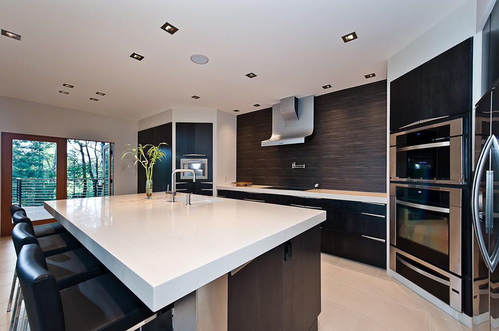 Mid-sized minimalist l-shaped eat-in kitchen photo in Other with an undermount sink, flat-panel cabinets, quartz countertops, white backsplash, stainless steel appliances and an island