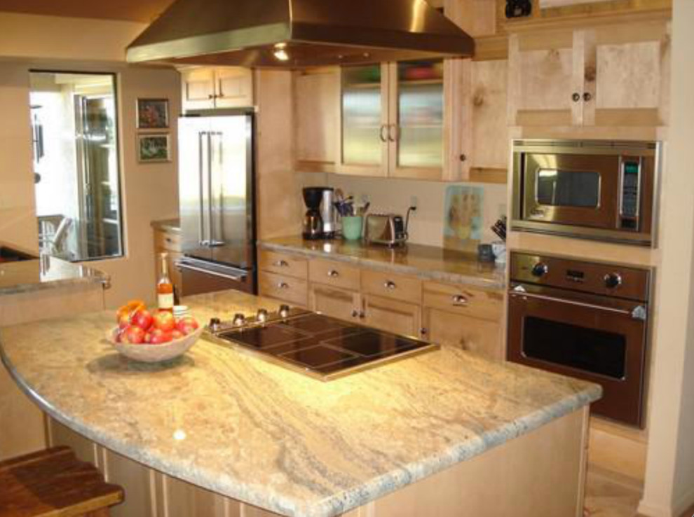 Inredning av ett klassiskt mellanstort kök, med en undermonterad diskho, luckor med upphöjd panel, beige skåp, marmorbänkskiva, beige stänkskydd, rostfria vitvaror och en köksö