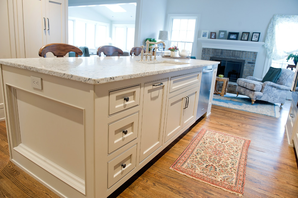 Foto på ett mellanstort funkis kök, med en undermonterad diskho, skåp i shakerstil, vita skåp, marmorbänkskiva, blått stänkskydd, stänkskydd i glaskakel, rostfria vitvaror, mellanmörkt trägolv och en köksö