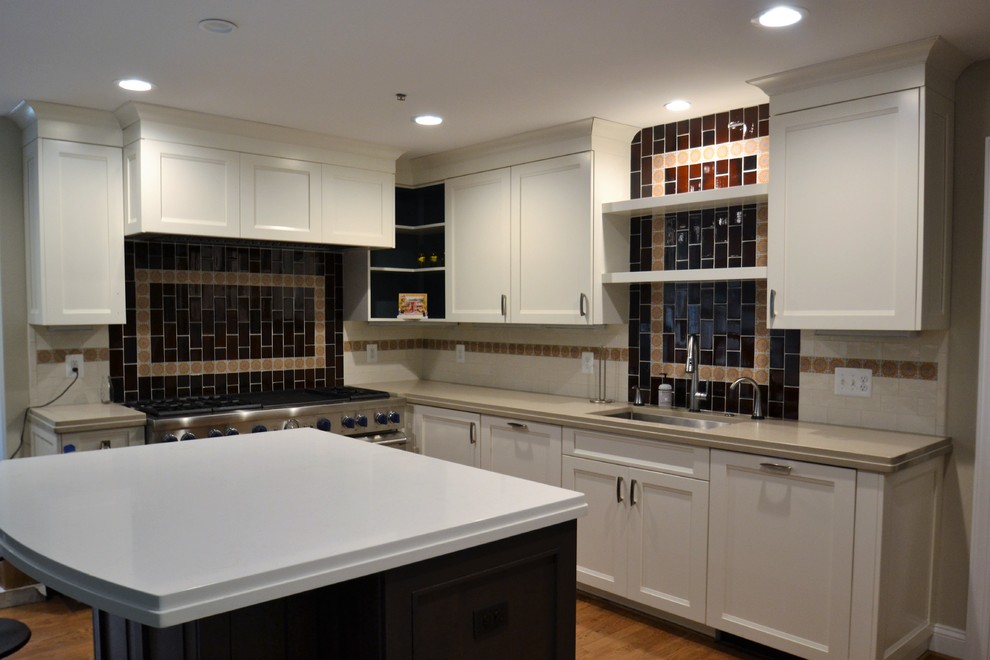 Inredning av ett klassiskt stort kök, med en undermonterad diskho, skåp i shakerstil, vita skåp, bänkskiva i koppar, flerfärgad stänkskydd, stänkskydd i tunnelbanekakel, rostfria vitvaror, mellanmörkt trägolv, en köksö och brunt golv