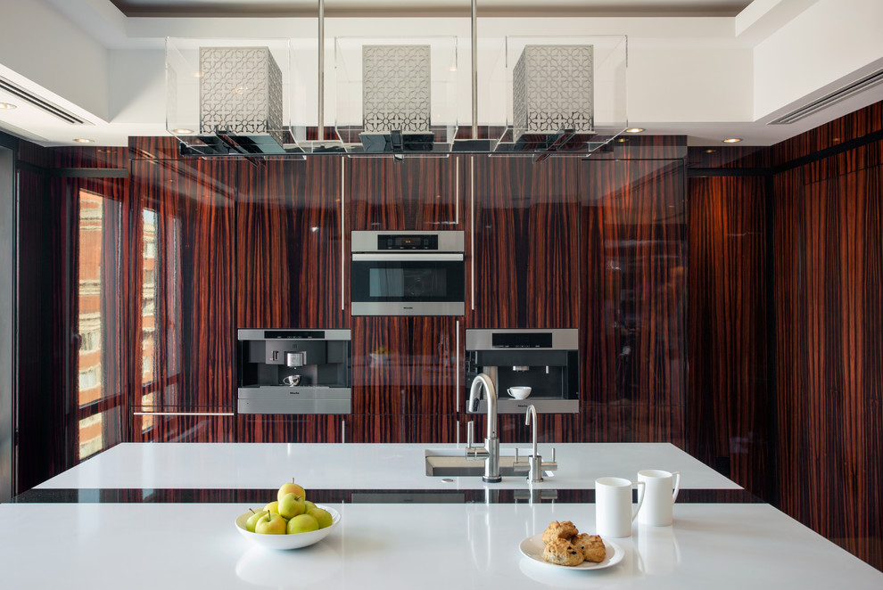 Exempel på ett mellanstort modernt kök, med en undermonterad diskho, bruna skåp, rostfria vitvaror och en köksö