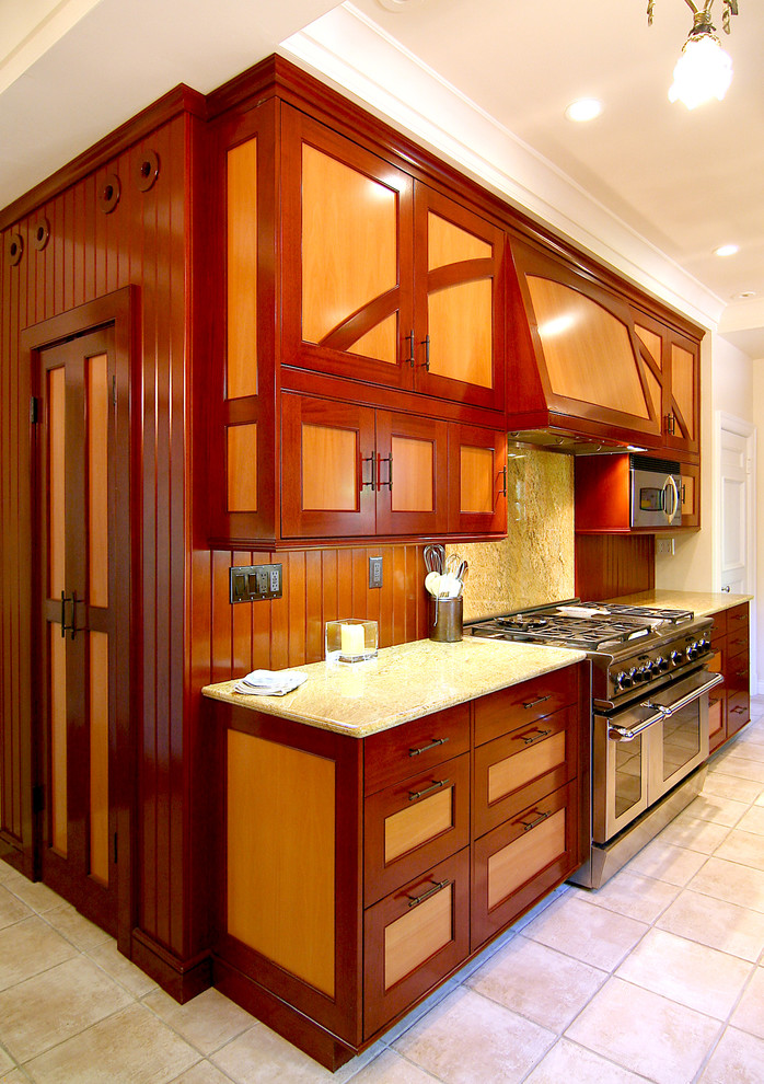 Пример оригинального дизайна: параллельная кухня в стиле фьюжн с обеденным столом, фасадами в стиле шейкер и гранитной столешницей