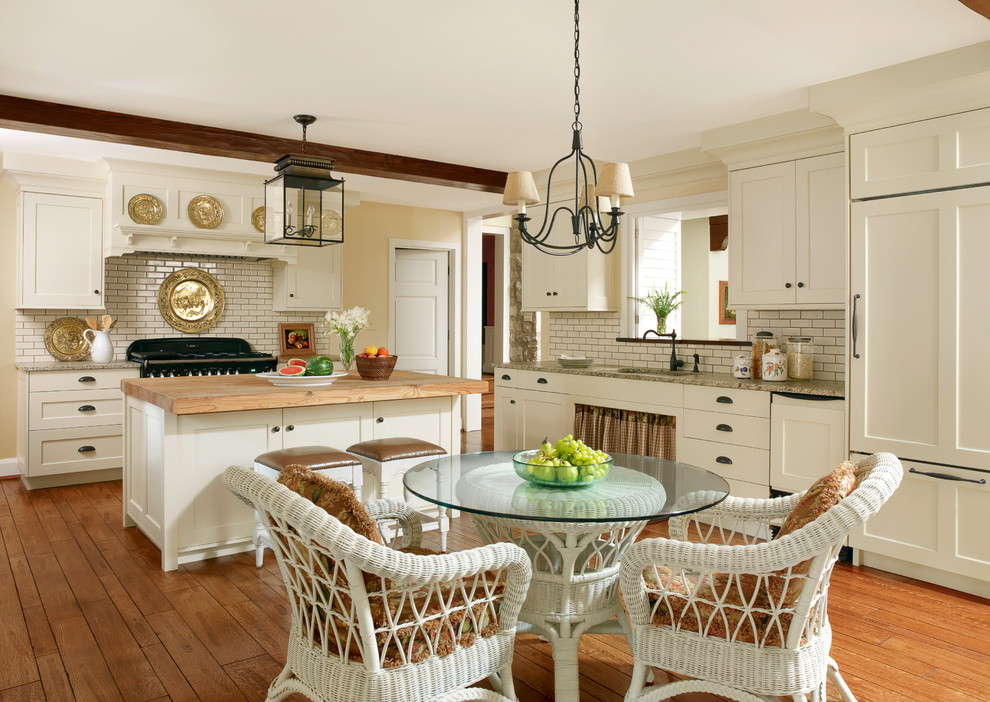 Foto di una cucina abitabile classica con pavimento in legno massello medio