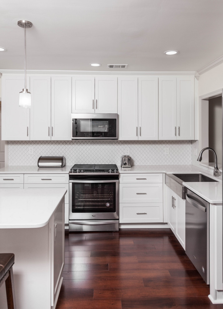 Exempel på ett mellanstort modernt vit linjärt vitt kök, med en rustik diskho, skåp i shakerstil, vita skåp, bänkskiva i kvartsit, vitt stänkskydd, stänkskydd i porslinskakel och rostfria vitvaror