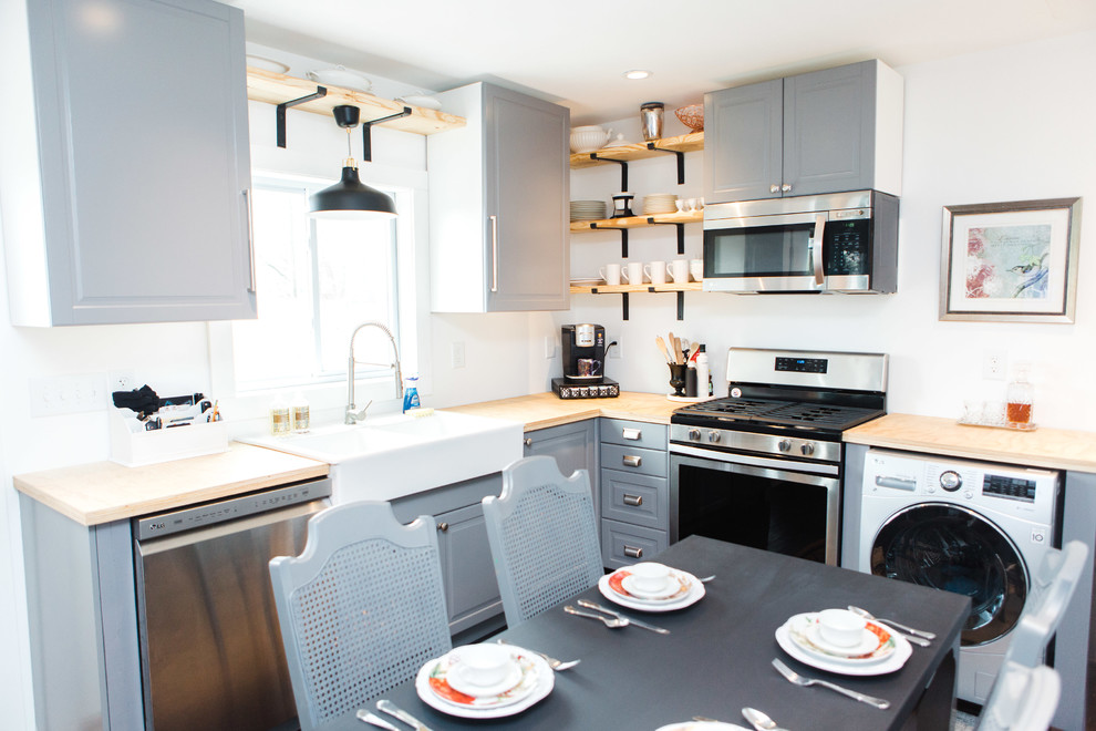 Exempel på ett litet lantligt kök, med en rustik diskho, luckor med upphöjd panel, grå skåp, träbänkskiva, rostfria vitvaror, mörkt trägolv och brunt golv