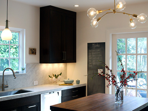 Immagine di una cucina design di medie dimensioni con lavello sottopiano, ante in stile shaker, ante in legno bruno, top in marmo e paraspruzzi in lastra di pietra