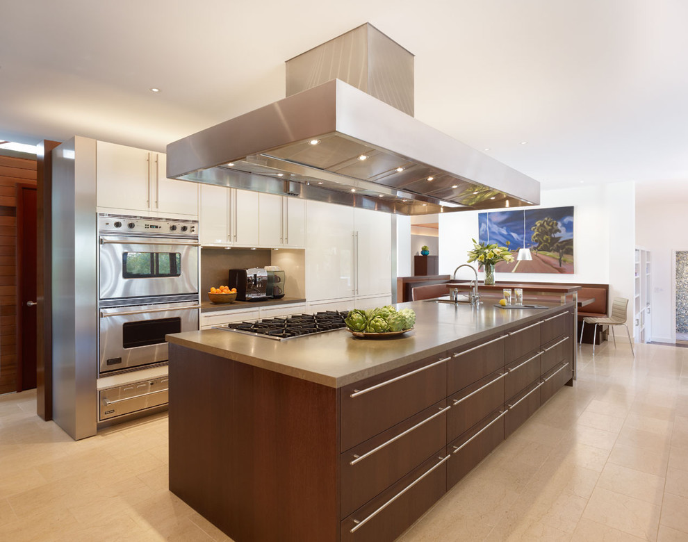 На фото: кухня в стиле модернизм с техникой из нержавеющей стали и двухцветным гарнитуром с
