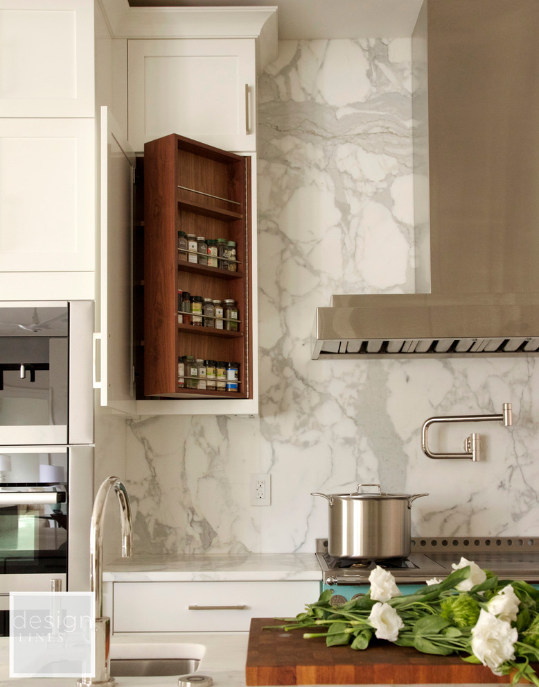 Foto de cocina mediterránea con encimera de cuarcita, salpicadero blanco y electrodomésticos de acero inoxidable