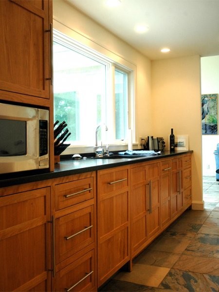 Große Stilmix Küche in U-Form mit Unterbauwaschbecken, Schrankfronten im Shaker-Stil, hellbraunen Holzschränken, Granit-Arbeitsplatte, Küchengeräten aus Edelstahl, Schieferboden und Kücheninsel in Portland Maine