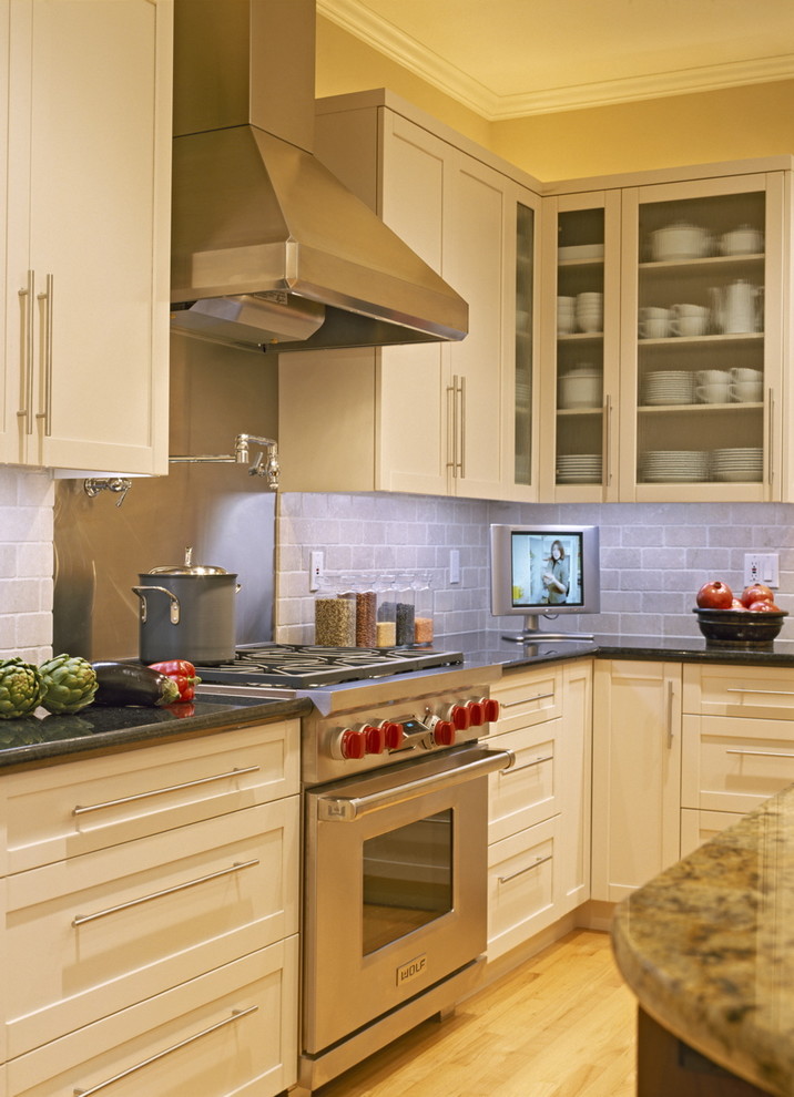 シアトルにあるコンテンポラリースタイルのおしゃれなキッチン (シルバーの調理設備、ステンレスのキッチンパネル) の写真