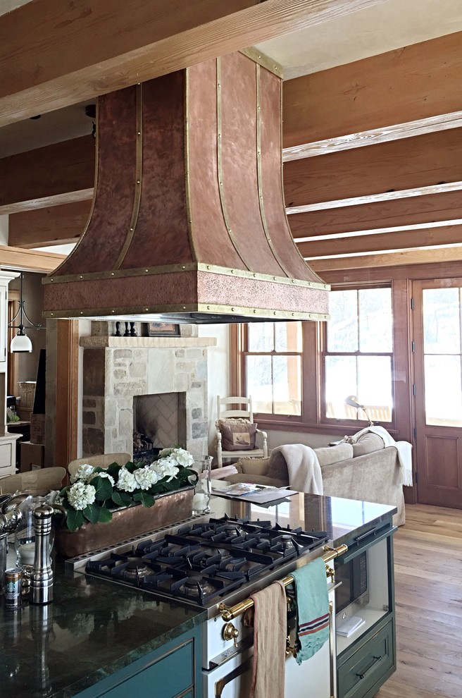 Foto di una cucina country di medie dimensioni con ante a filo, ante con finitura invecchiata, top in granito, elettrodomestici bianchi e parquet chiaro