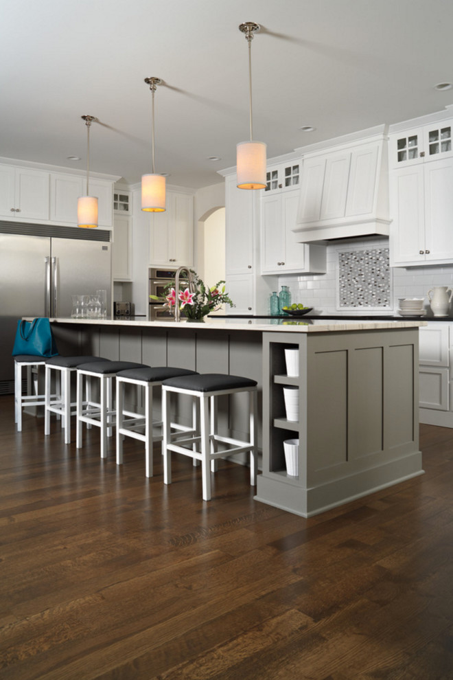Exempel på ett mellanstort modernt kök, med en rustik diskho, skåp i shakerstil, vita skåp, bänkskiva i kvartsit, vitt stänkskydd, stänkskydd i tunnelbanekakel, rostfria vitvaror, mörkt trägolv, en köksö och brunt golv