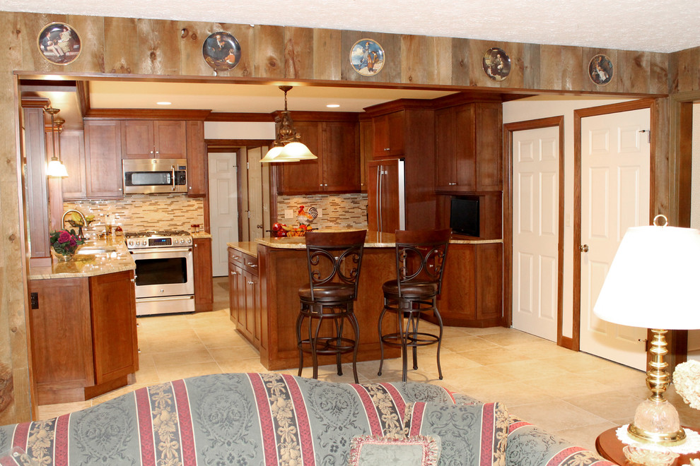 Bild på ett stort vintage kök, med en dubbel diskho, luckor med infälld panel, skåp i mellenmörkt trä, granitbänkskiva, stänkskydd med metallisk yta, stänkskydd i keramik, integrerade vitvaror, klinkergolv i keramik och flera köksöar