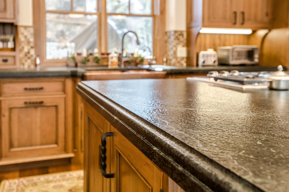 Rustikale Küche mit Granit-Arbeitsplatte in Denver