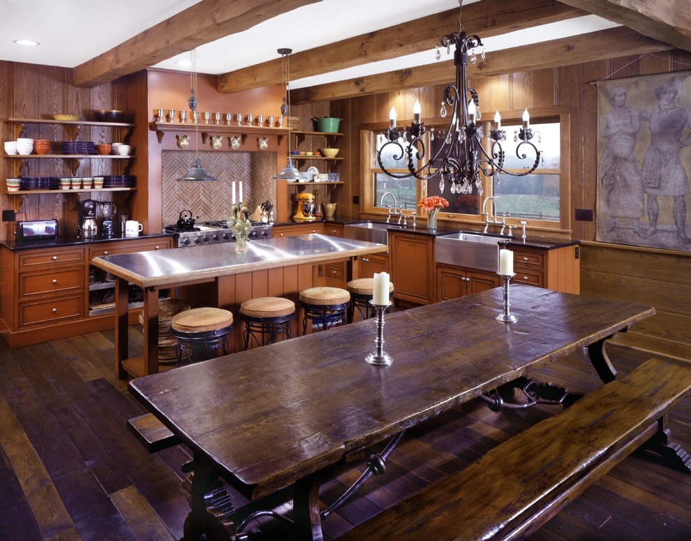 Klassisk inredning av ett kök, med en rustik diskho