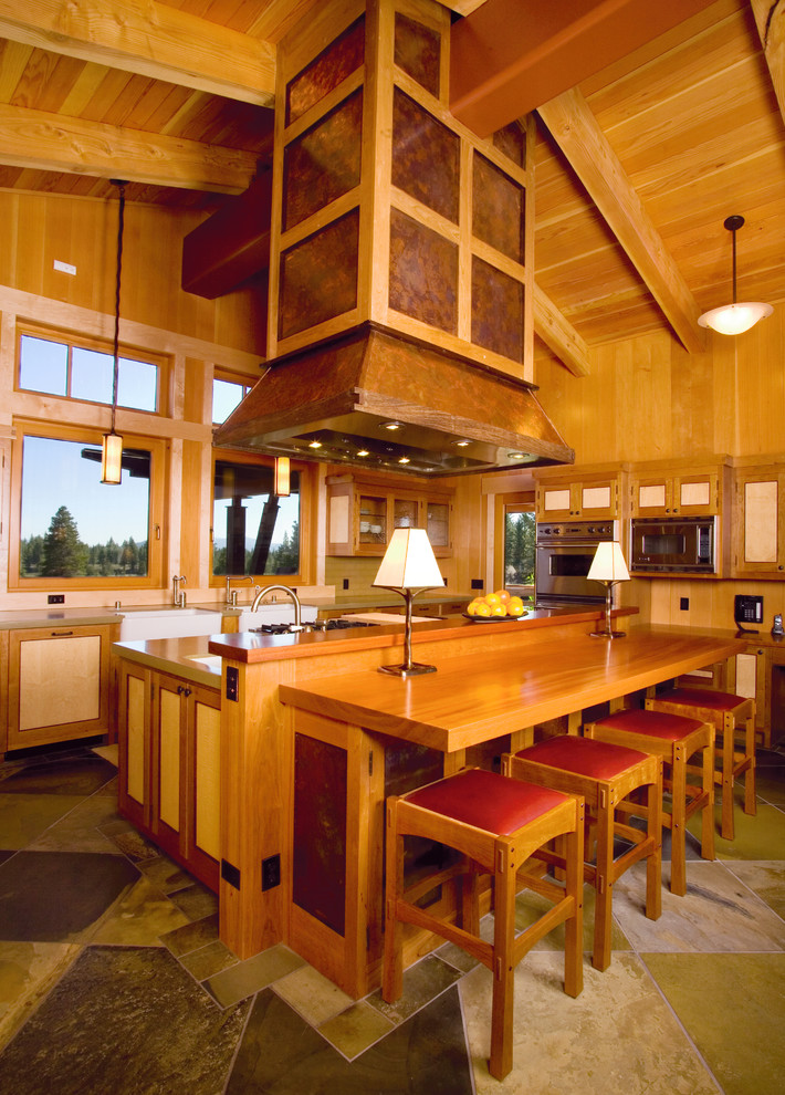 Urige Küche mit Küchengeräten aus Edelstahl und Arbeitsplatte aus Holz in Sacramento