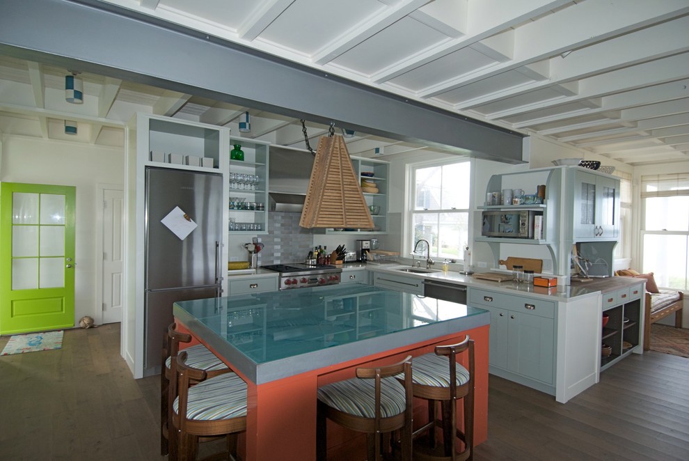 Exemple d'une cuisine bord de mer avec un placard sans porte, un plan de travail en verre, une crédence métallisée et une crédence en dalle métallique.