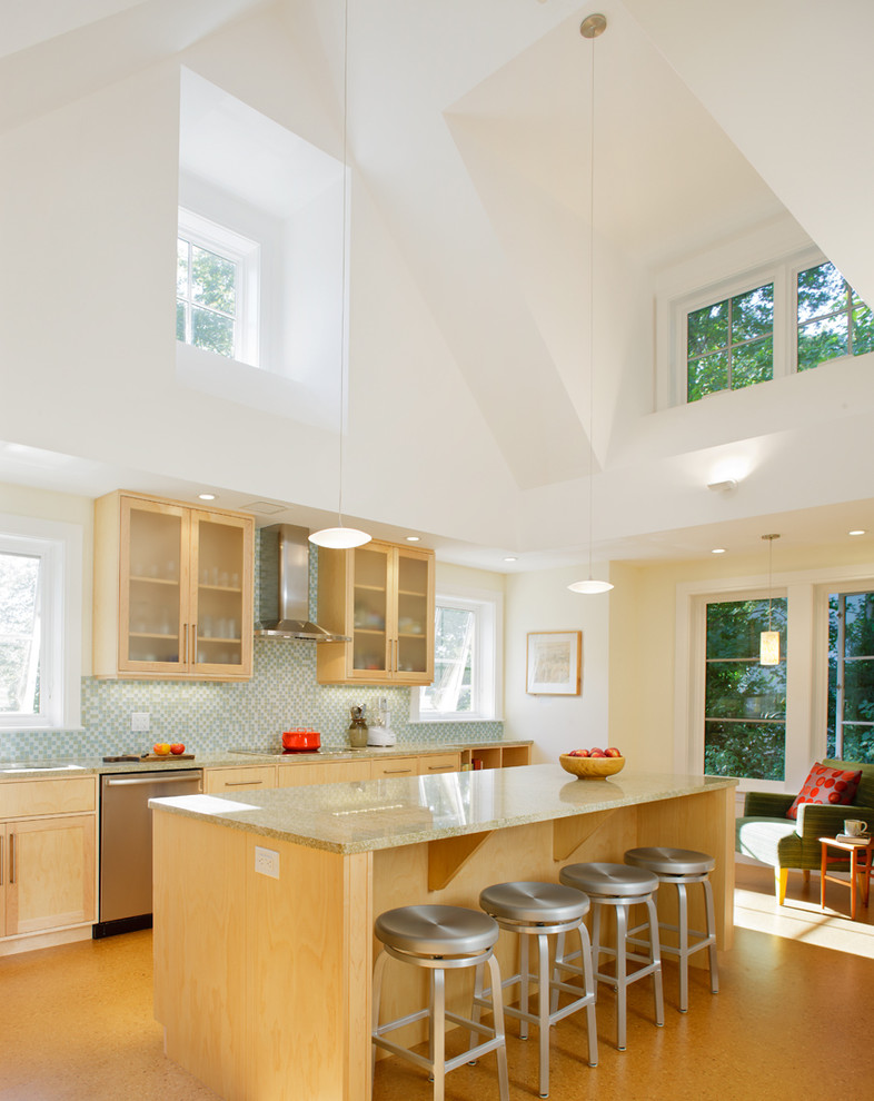 Cette photo montre une cuisine tendance en bois clair avec une crédence en mosaïque, une crédence bleue et un placard à porte vitrée.