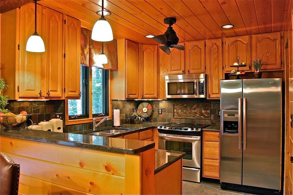 Inspiration för ett stort vintage kök, med en undermonterad diskho, luckor med upphöjd panel, skåp i ljust trä, granitbänkskiva, flerfärgad stänkskydd, stänkskydd i stenkakel, rostfria vitvaror, skiffergolv, en halv köksö och grått golv