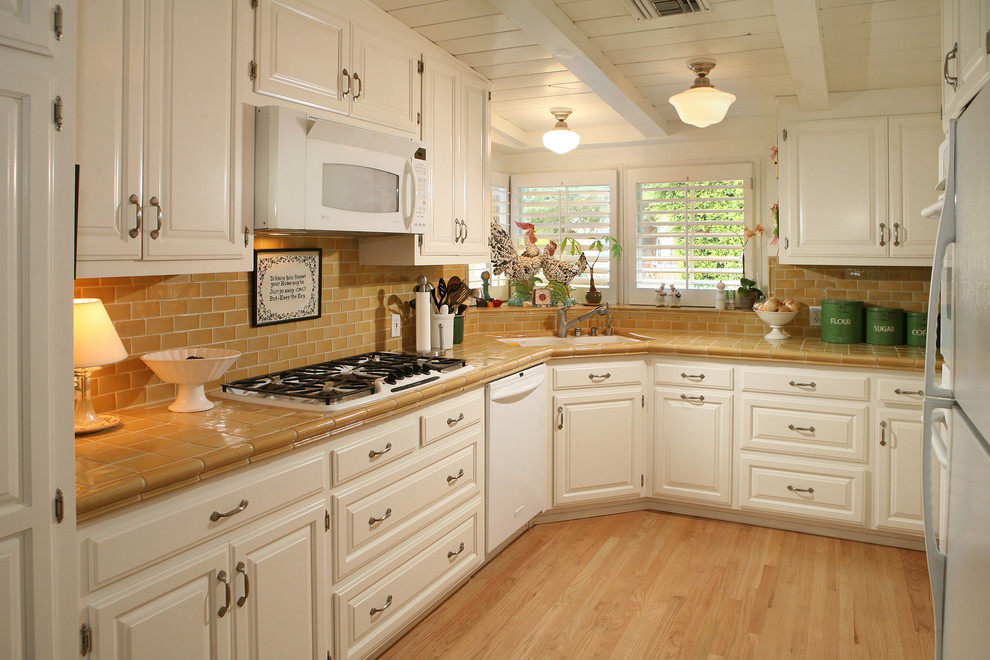 Kitchen Traditional Los Angeles By Sara Ingrassia Interiors - Ivory Kitchen Cabinets With White Appliances Kitchen Traditional Los Angeles By Sara Ingrassia Interiors - Ivory Kitchen Cabinets With White Appliances
