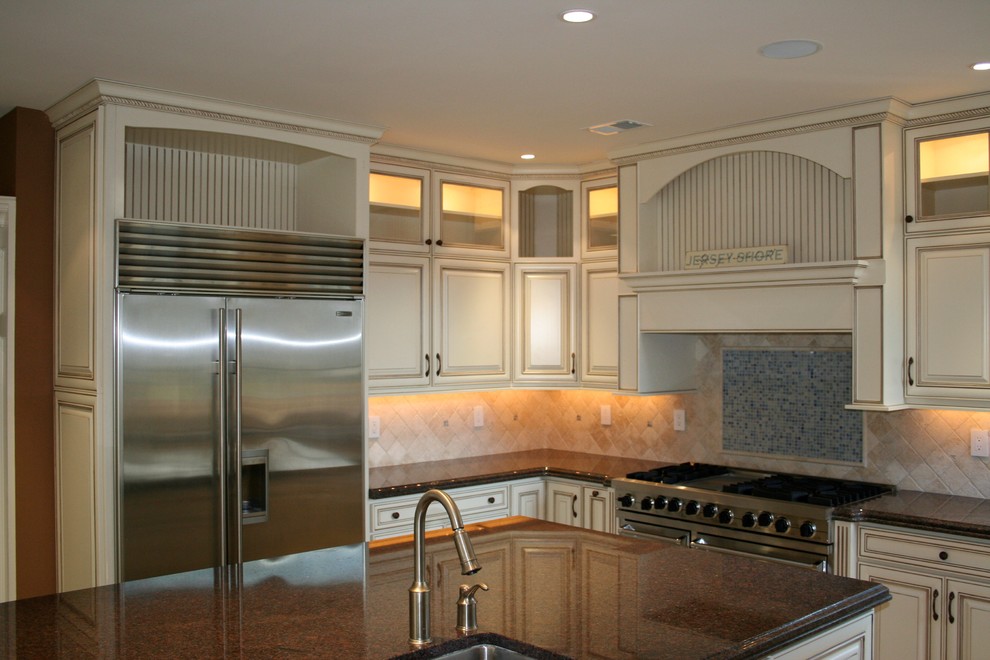 Large coastal u-shaped kitchen/diner in New York with an island.