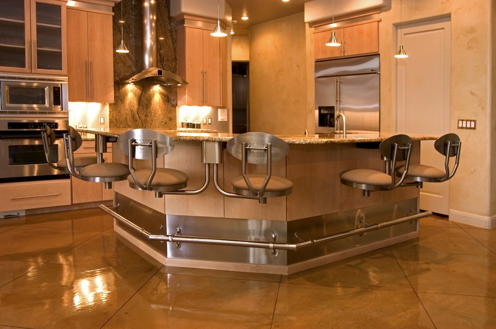 Modern inredning av ett mellanstort kök, med en undermonterad diskho, släta luckor, skåp i ljust trä, granitbänkskiva, beige stänkskydd, stänkskydd i keramik, rostfria vitvaror, betonggolv och en köksö