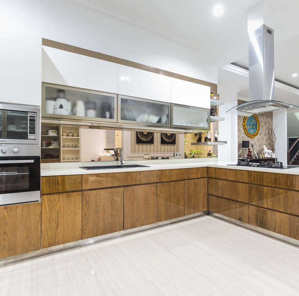 Foto på ett mellanstort amerikanskt vit l-kök, med en dubbel diskho, släta luckor, skåp i ljust trä, bänkskiva i koppar, vitt stänkskydd, spegel som stänkskydd, rostfria vitvaror, klinkergolv i keramik, en köksö och beiget golv