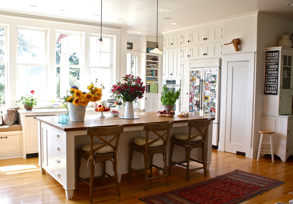 Diseño de cocina clásica con armarios estilo shaker, puertas de armario blancas y electrodomésticos con paneles