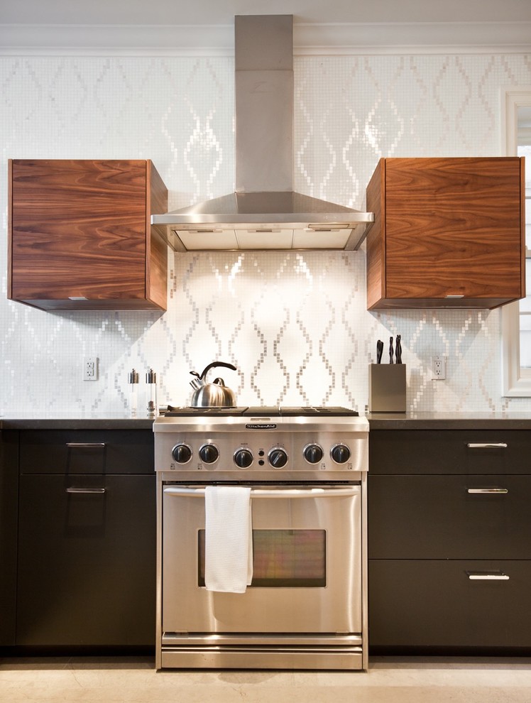 Moderne Küche mit flächenbündigen Schrankfronten und Küchengeräten aus Edelstahl in Toronto