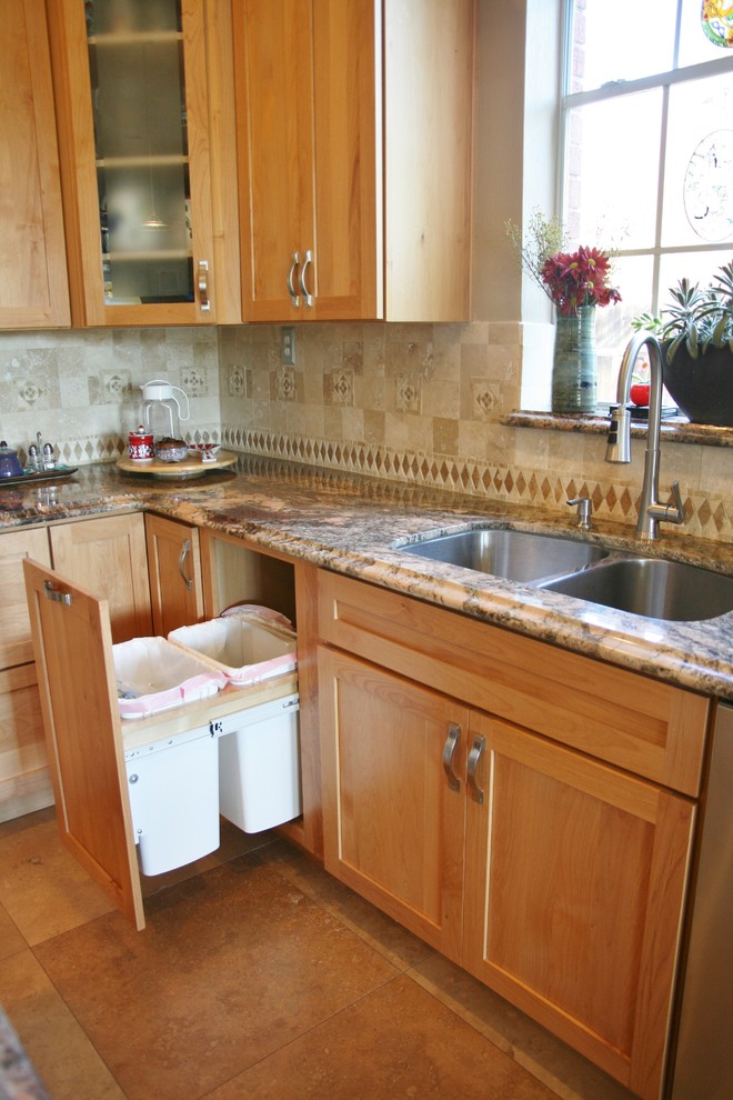 Foto di una cucina ad U design con lavello sottopiano, ante in stile shaker, ante in legno chiaro, top in granito, paraspruzzi beige, paraspruzzi a specchio e elettrodomestici in acciaio inossidabile