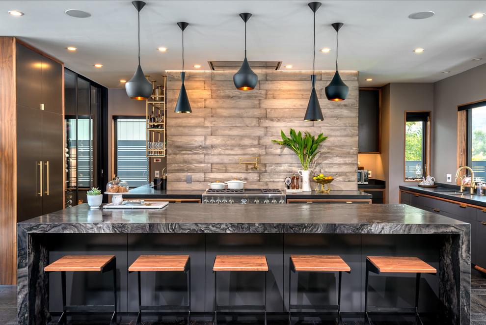 Exempel på ett stort modernt kök, med en undermonterad diskho, släta luckor, grå skåp, marmorbänkskiva, brunt stänkskydd, stänkskydd i trä, rostfria vitvaror och en köksö