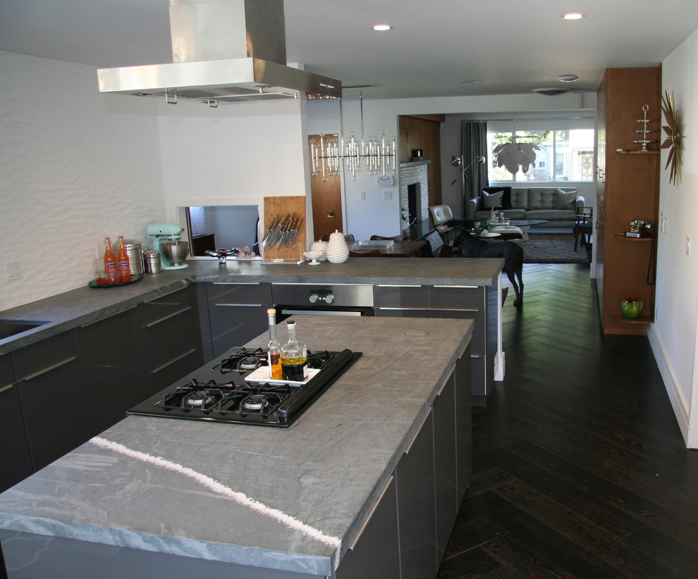 Exempel på ett mellanstort retro kök, med en dubbel diskho, släta luckor, grå skåp, marmorbänkskiva, vitt stänkskydd, stänkskydd i porslinskakel, rostfria vitvaror, mörkt trägolv och en halv köksö
