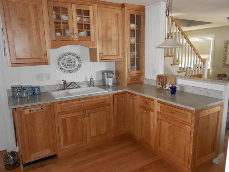 Idéer för ett mellanstort amerikanskt kök, med en halv köksö, en dubbel diskho, luckor med infälld panel, skåp i mellenmörkt trä, marmorbänkskiva, grått stänkskydd, stänkskydd i stenkakel, vita vitvaror och mellanmörkt trägolv