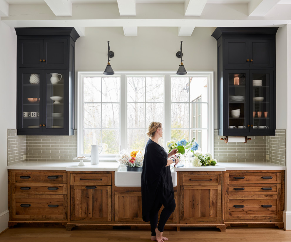 Foto på ett stort lantligt kök, med en rustik diskho, marmorbänkskiva, grått stänkskydd, stänkskydd i tunnelbanekakel, ljust trägolv och skåp i shakerstil