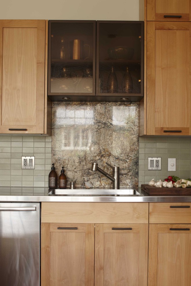 Foto de cocina clásica renovada con fregadero integrado, encimera de acero inoxidable, armarios estilo shaker, puertas de armario de madera clara y electrodomésticos de acero inoxidable