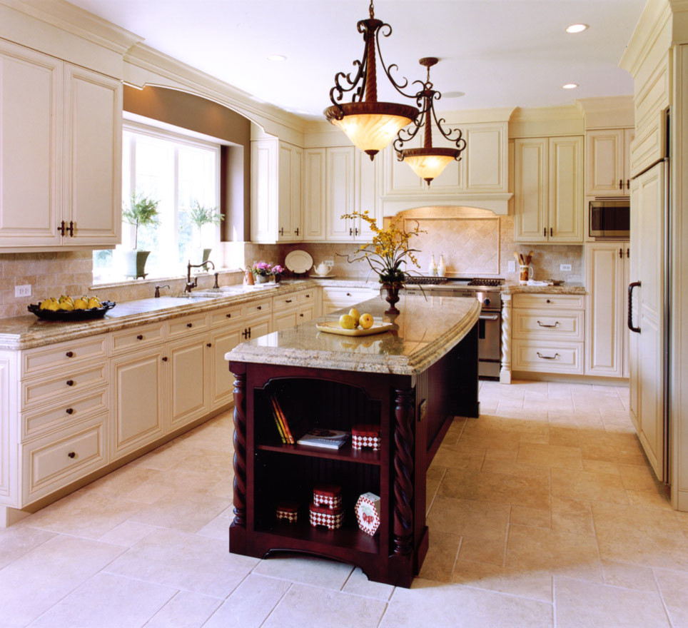 マイアミにある高級な中くらいなトラディショナルスタイルのおしゃれなキッチン (ダブルシンク、白いキャビネット、大理石カウンター、パネルと同色の調理設備、セラミックタイルの床) の写真