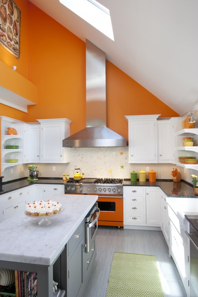 Пример оригинального дизайна: п-образная кухня в стиле неоклассика (современная классика) с с полувстраиваемой мойкой (с передним бортиком), фасадами в стиле шейкер, белыми фасадами, белым фартуком, цветной техникой и островом