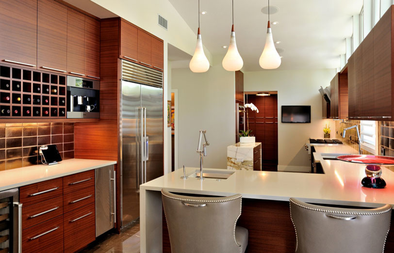 Große Moderne Wohnküche mit Einbauwaschbecken, flächenbündigen Schrankfronten, dunklen Holzschränken, Küchenrückwand in Braun, Küchengeräten aus Edelstahl und Kücheninsel in Miami