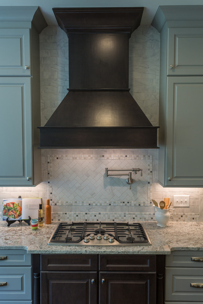 Foto di una cucina abitabile tradizionale con ante lisce, ante grigie, top in granito, paraspruzzi grigio e paraspruzzi con piastrelle in pietra
